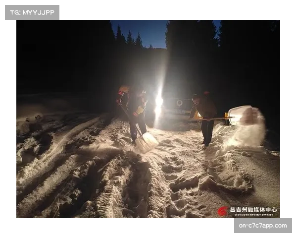 现场:弗赖堡主场大雪中比赛,工作人员中场紧急清理场地积雪